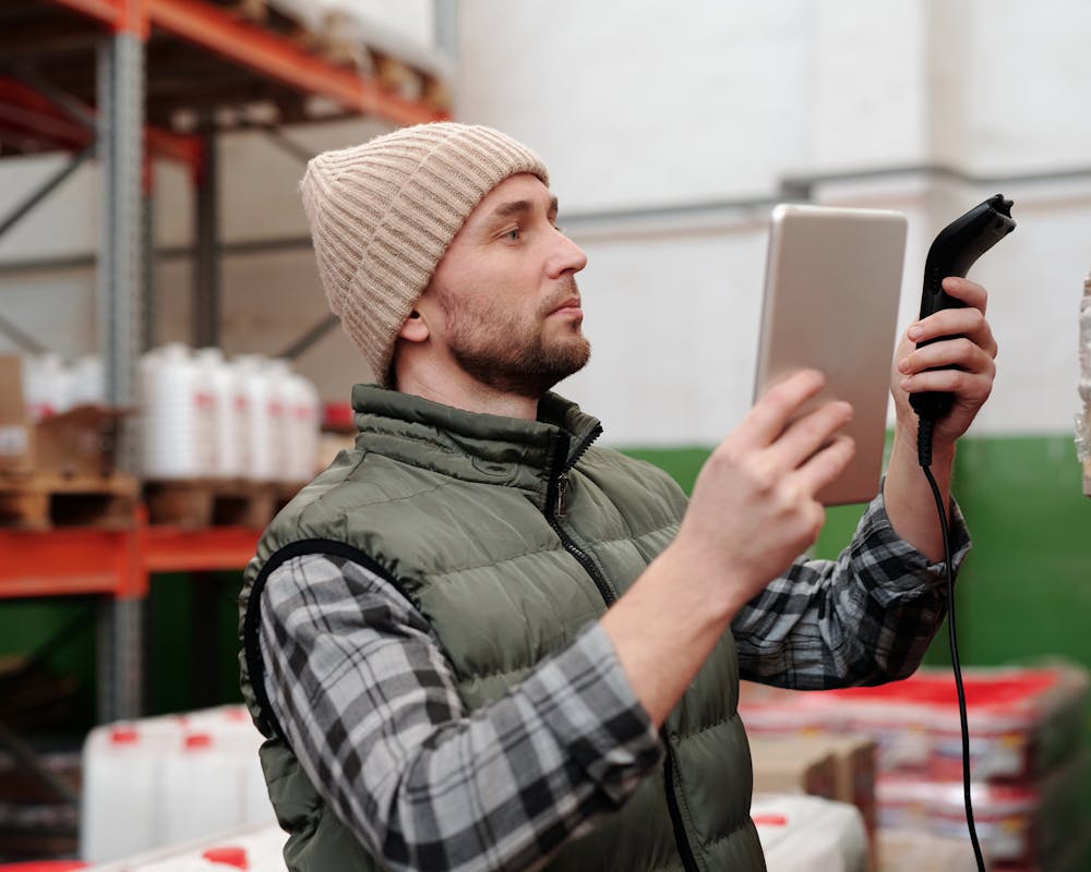 You are currently viewing Forklift Trafiği İçin Hangi Güvenlik Ekipmanları Önemlidir?