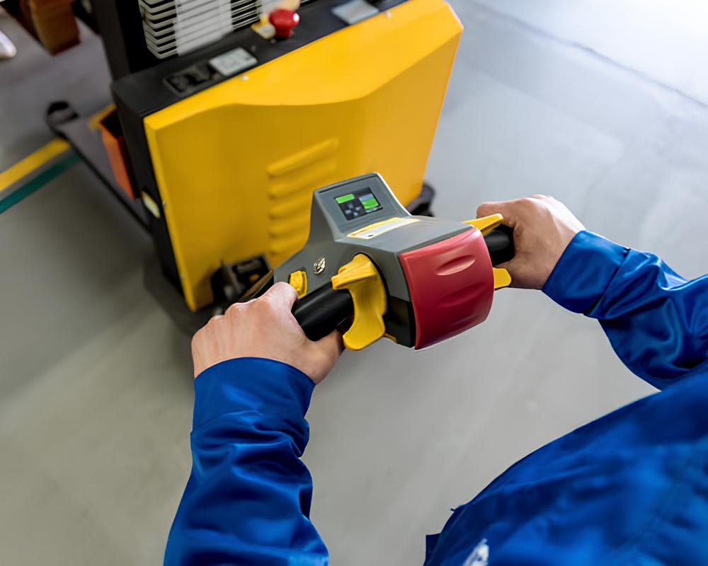 You are currently viewing Hangi Durumlarda Forklift İşaret ve Uyarı Levhaları Kullanılmalıdır?